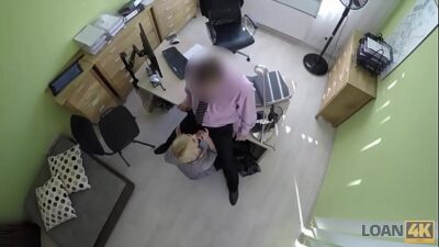 LOAN4K. Katy Rose, una chica brillante y peluda, obtiene dinero después de tener relaciones sexuales con un agente